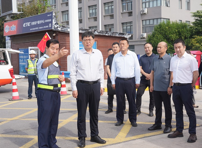 1790756545232.jpg 省交通运输厅党组成员、副厅长杨朝晖一行深入天策略celue官网入口 · 智能策略一站式平台
航空港分公司郑州南收费站督导国庆保通服务工作_副本.jpg